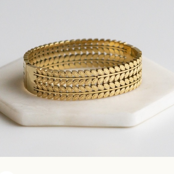 NWT! Kinsley Armelle Lotus Collection Gold Bracelet - Picture 4 of 4